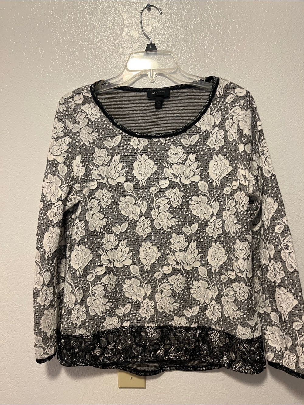 AB Studio Black and White Floral‎ Lace-Hem Long Sleeve Top